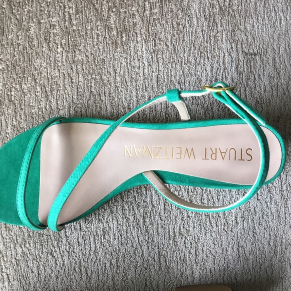 Stuart Weitzman Flat Sandals in a beautiful green - Picture 5 of 7
